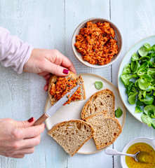 Pain grillé et pesto rouge