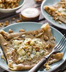 Galette Auvergnate (s modrým sýrem, ořechy a zakysanou smetanou)