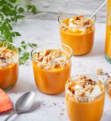 Verrines de soupe, crème fouettée au zeste d’orange, crumble de pain grillé à l’ail