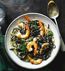 Pâtes à l'encre de seiche, crevettes et sauce crémée au safran
