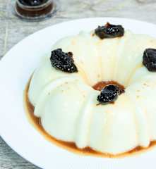 Manjar de coco com calda de ameixas