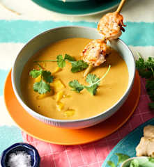 Curry-Zitronengras-Suppe mit Garnelen