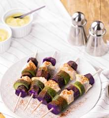 Spiedini di pollo, zucchine e patate viola