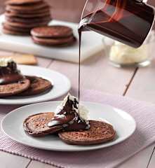 Kakaowe pancakes z bitą śmietaną i sosem czekoladowym