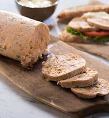 Fiambre de bonito fresco con encurtidos