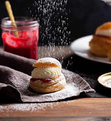 Choux craquelin rellenos de frambuesa y crema de chocolate blanco
