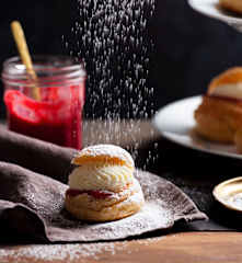 Puffs with Crackle, Raspberry Filling and White Chocolate Cream