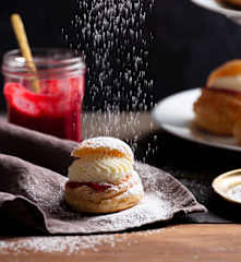 Σου με κραμπλ και γέμιση βατόμουρου και κρέμας λευκής σοκολάτας