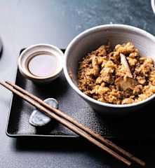 Riso e maiale alle cinque spezie cinesi