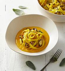 Tagliatelle con crema di zucca e zucchine (vegan)