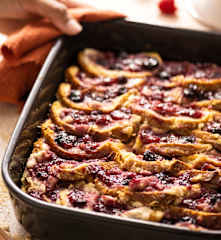 Pudding chlebowy z owocami jagodowymi