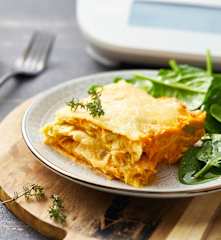 Lasagnes de poireaux, béchamel à la tomate et au fromage