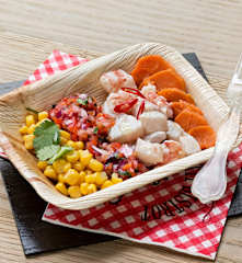 Ceviche de lubina y langostinos con maíz y batata