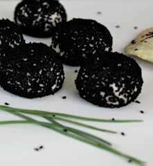 Μαύρες μπαλίτσες σολομού με τραγανά κράκερ