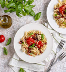 Makaron z serem feta i pomidorami