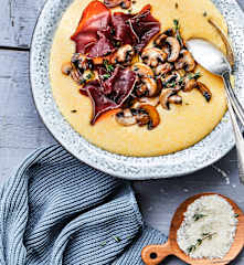 Polenta crémeuse, champignons et viande des Grisons