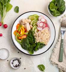 Bowl z kurczakiem, brązowym ryżem i warzywami