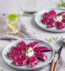 Różowe pierogi z kozim serem i ziemniakami