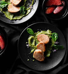 Menú: Solomillo de cerdo al vacío. Puré de patatas y espinacas. Manzanas al vino