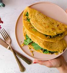 Crepe de grão com húmus de azeitona e granola salgada de curcuma