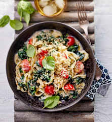 Tagliatelle mit Tomaten, Ziegenkäse und Walnuss-Parmesan
