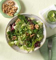Blattsalat mit grünem Dressing und Walnüssen