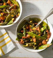 Tirabeques y judías verdes con aliño de anchoa y tomate