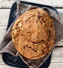 Chléb se semínky a cibulkou