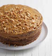 Bolo brownie de chocolate e beterraba com manteiga de amendoim