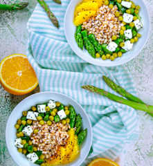 Insalata tiepida di farro, arancia, feta e sesamo nero