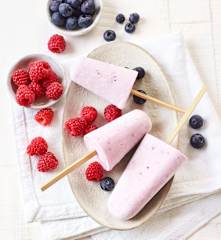 Jogurtové low carb nanuky s lesním ovocem