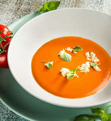 Paradeiser-Rotwein- Suppe mit Mozzarella
