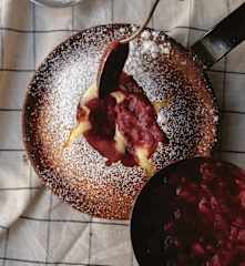 Omlet austriacki z sosem truskawkowym