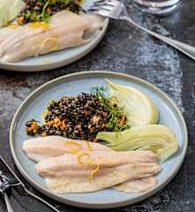 Filet de truite sur lit de lentilles Beluga, fenouil et vinaigrette aux légumes
