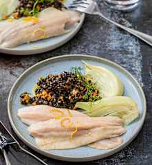 Forellenfilet auf Belugalinsen mit Fenchel und Gemüsevinaigrette