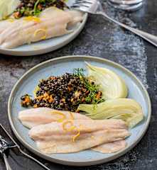 Filetti di trota su lenticchie Beluga con finocchio e vinaigrette vegetale