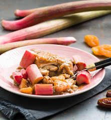 Pollo guisado con ruibarbo y manzana