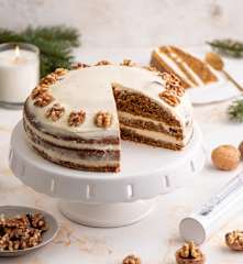 Przekładane ciasto marchewkowe z orzechami