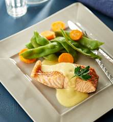 Łosoś z sosem z mango, fasolką szparagową i marchewką