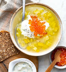Soupe de poireaux, crème fraîche aux herbes et œufs de saumon