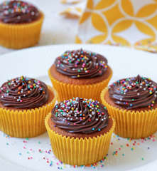 Cupcake de cenoura com cobertura de chocolate