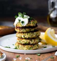 Zucchini-Garnelen-Puffer mit Joghurt