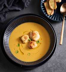 Bisque de saint-jacques, crostini au romarin et huile d'olive au citron