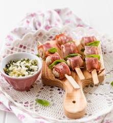 Espetadas de cogumelos e bacon com arroz de repolho