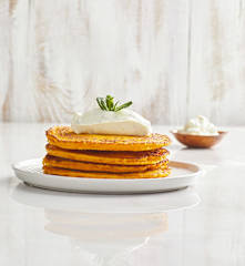 Pancakes salati alle carote con mousse alle erbe aromatiche