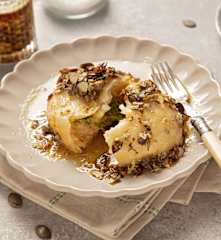 Pikante Germknödel mit Käsefülle und Kürbiskernbutter