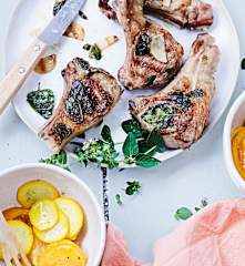 Côtelettes d'agneau à l'origan, salade jaune