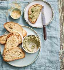 Bruschetta de tahini e salsa com parmesão vegan