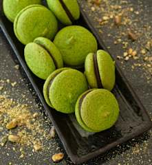 Παστίτσια (παρφέ) με φιστίκια Αιγίνης και γέμιση σοκολάτας