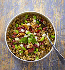 Freekeh con melagrana, noci e primo sale